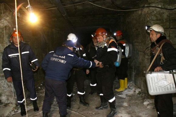 Під завалами старої штольні у селі Гарячківки більше 30 рятувальників шукають чоловіка, фото №1 на сайті 20minut.ua