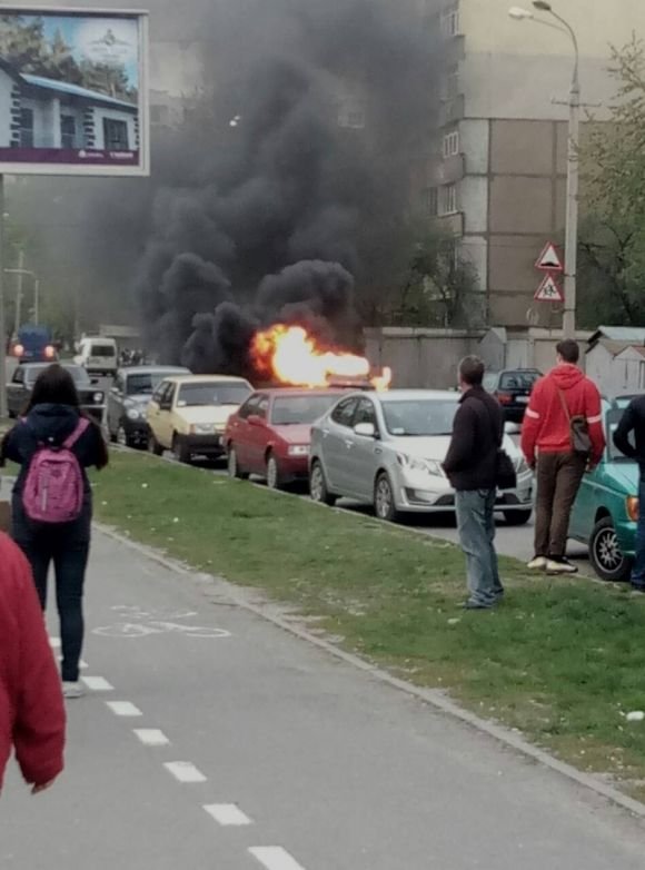 На Вишеньці посеред дороги згоріла "копійка".  ФОТО на сайті 20minut.ua На Вишеньці посеред дороги згоріла "копійка".  ФОТО, фото №2 на сайті 20minut.ua