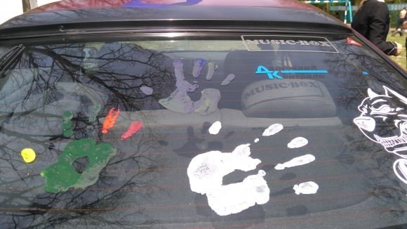 Поки водії працювали лопатами,  діти розмальовували їхні машини фарбою (ВІДЕО), фото №14 на сайті 20minut.ua