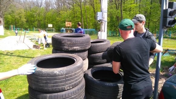 Поки водії працювали лопатами,  діти розмальовували їхні машини фарбою (ВІДЕО), фото №6 на сайті 20minut.ua