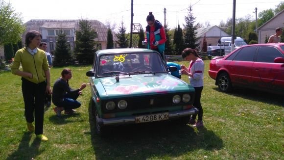 Поки водії працювали лопатами,  діти розмальовували їхні машини фарбою (ВІДЕО), фото №15 на сайті 20minut.ua