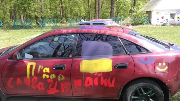 Поки водії працювали лопатами,  діти розмальовували їхні машини фарбою (ВІДЕО), фото №19 на сайті 20minut.ua