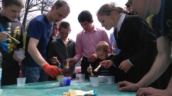 Поки водії працювали лопатами,  діти розмальовували їхні машини фарбою (ВІДЕО), фото №10 на сайті 20minut.ua