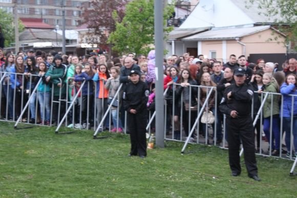 Як у Вінниці відкривали фонтан Roshen: (ВІДЕО, ФОТОРЕПОРТАЖ) на сайті 20minut.ua Як у Вінниці відкривали фонтан Roshen: (ВІДЕО, ФОТОРЕПОРТАЖ), фото №14 на сайті 20minut.ua