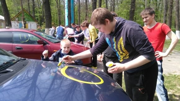 Поки водії працювали лопатами,  діти розмальовували їхні машини фарбою (ВІДЕО), фото №12 на сайті 20minut.ua