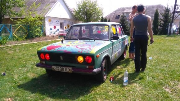 Поки водії працювали лопатами,  діти розмальовували їхні машини фарбою (ВІДЕО), фото №16 на сайті 20minut.ua