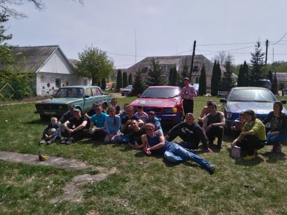 Поки водії працювали лопатами,  діти розмальовували їхні машини фарбою (ВІДЕО), фото №17 на сайті 20minut.ua