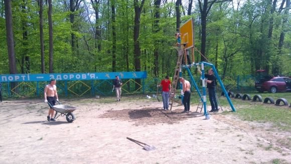 Поки водії працювали лопатами,  діти розмальовували їхні машини фарбою (ВІДЕО), фото №8 на сайті 20minut.ua