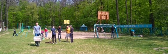 Поки водії працювали лопатами,  діти розмальовували їхні машини фарбою (ВІДЕО), фото №7 на сайті 20minut.ua