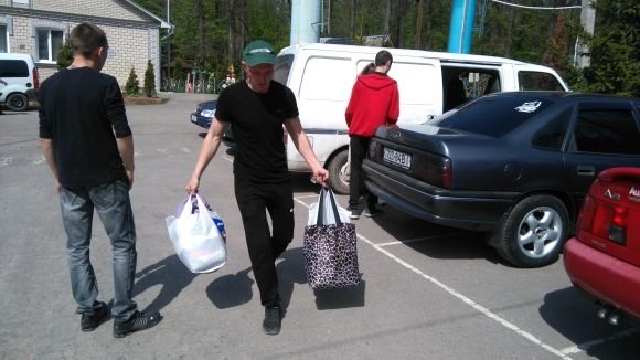 Поки водії працювали лопатами,  діти розмальовували їхні машини фарбою (ВІДЕО), фото №2 на сайті 20minut.ua