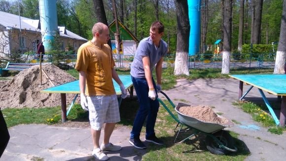 Поки водії працювали лопатами,  діти розмальовували їхні машини фарбою (ВІДЕО), фото №4 на сайті 20minut.ua