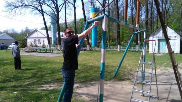 Поки водії працювали лопатами,  діти розмальовували їхні машини фарбою (ВІДЕО), фото №5 на сайті 20minut.ua