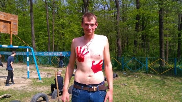 Поки водії працювали лопатами,  діти розмальовували їхні машини фарбою (ВІДЕО), фото №18 на сайті 20minut.ua