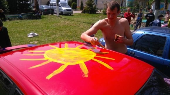 Поки водії працювали лопатами,  діти розмальовували їхні машини фарбою (ВІДЕО), фото №13 на сайті 20minut.ua