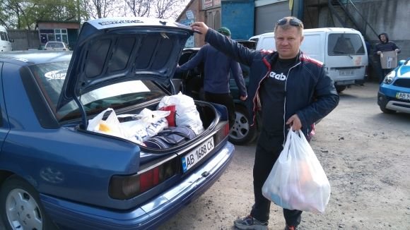 Поки водії працювали лопатами,  діти розмальовували їхні машини фарбою (ВІДЕО), фото №1 на сайті 20minut.ua