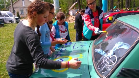 Поки водії працювали лопатами,  діти розмальовували їхні машини фарбою (ВІДЕО), фото №11 на сайті 20minut.ua