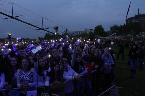 Як у Вінниці відкривали фонтан Roshen: (ВІДЕО, ФОТОРЕПОРТАЖ) на сайті 20minut.ua Як у Вінниці відкривали фонтан Roshen: (ВІДЕО, ФОТОРЕПОРТАЖ), фото №13 на сайті 20minut.ua