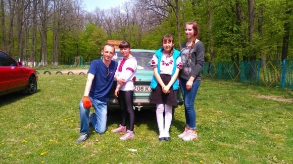 Поки водії працювали лопатами,  діти розмальовували їхні машини фарбою (ВІДЕО), фото №9 на сайті 20minut.ua