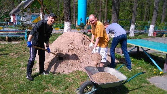 Поки водії працювали лопатами,  діти розмальовували їхні машини фарбою (ВІДЕО), фото №3 на сайті 20minut.ua