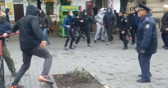 "Комуняку на гілляку": у Вінниці молодики в масках накинулись на мітингувальників (ВІДЕО) на сайті 20minut.ua "Комуняку на гілляку": у Вінниці молодики в масках накинулись на мітингувальників (ВІДЕО), фото №1 на сайті 20minut.ua