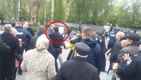 Що кажуть "комуняки" і "фашисти" про бійку у центрі Вінниці? на сайті 20minut.ua Що кажуть "комуняки" і "фашисти" про бійку у центрі Вінниці?, фото №1 на сайті 20minut.ua