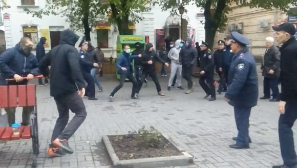 Що кажуть "комуняки" і "фашисти" про бійку у центрі Вінниці? на сайті 20minut.ua Що кажуть "комуняки" і "фашисти" про бійку у центрі Вінниці?, фото №4 на сайті 20minut.ua