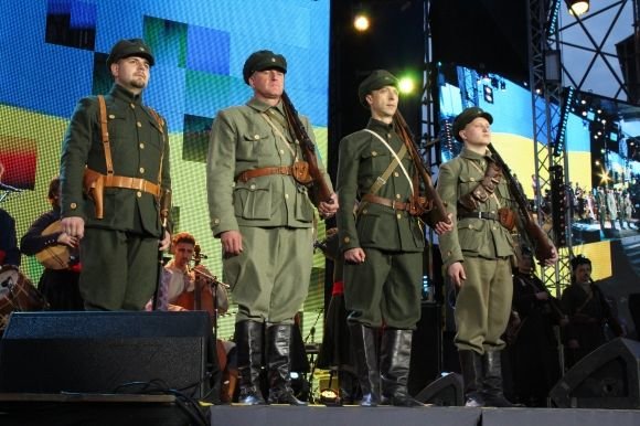 Як у Вінниці відкривали фонтан Roshen: (ВІДЕО, ФОТОРЕПОРТАЖ) на сайті 20minut.ua Як у Вінниці відкривали фонтан Roshen: (ВІДЕО, ФОТОРЕПОРТАЖ), фото №16 на сайті 20minut.ua