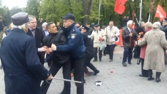 Що кажуть "комуняки" і "фашисти" про бійку у центрі Вінниці? на сайті 20minut.ua Що кажуть "комуняки" і "фашисти" про бійку у центрі Вінниці?, фото №3 на сайті 20minut.ua