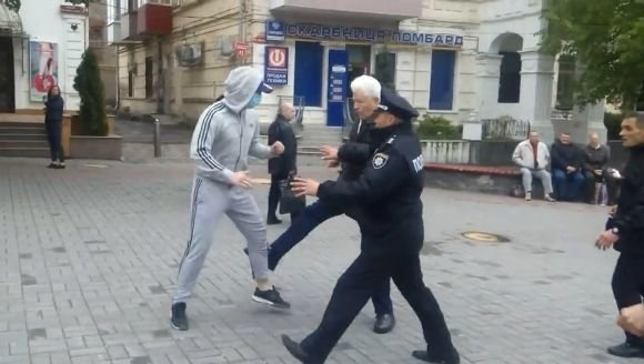 Що кажуть "комуняки" і "фашисти" про бійку у центрі Вінниці? на сайті 20minut.ua Що кажуть "комуняки" і "фашисти" про бійку у центрі Вінниці?, фото №2 на сайті 20minut.ua