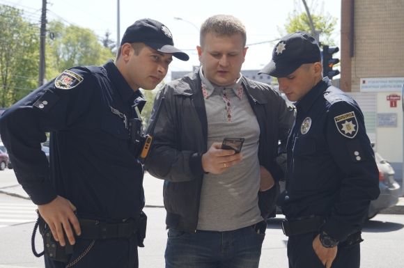 Журналісти знайшли наркотик біля криміналістичного центру. Що робить поліція? на сайті 20minut.ua Журналісти знайшли наркотик біля криміналістичного центру. Що робить поліція?, фото №1 на сайті 20minut.ua