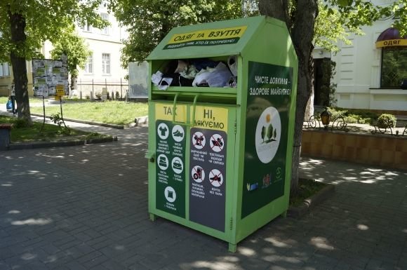 Вінничани «завалюють» контейнери для благодійності старим одягом на сайті 20minut.ua Вінничани «завалюють» контейнери для благодійності старим одягом, фото №1 на сайті 20minut.ua