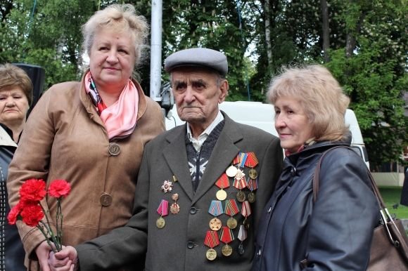 Новини Вінниці - фото з День Перемоги пройшов під гаслом «Путлер — Капут» (ФОТОРЕПОРТАЖ) День Перемоги пройшов під гаслом «Путлер — Капут» (ФОТОРЕПОРТАЖ), фото №4 на сайті 20minut.ua