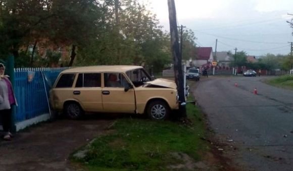 П'яне ДТП у Флорине: водій, що віз дружину та трьох діток, застряг між парканом та стовпом на сайті 20minut.ua П'яне ДТП у Флорине: водій, що віз дружину та трьох діток, застряг між парканом та стовпом, фото №1 на сайті 20minut.ua