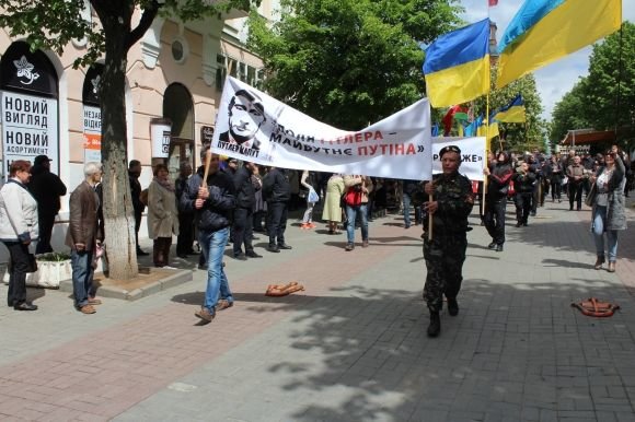 Новини Вінниці - фото з День Перемоги пройшов під гаслом «Путлер — Капут» (ФОТОРЕПОРТАЖ) День Перемоги пройшов під гаслом «Путлер — Капут» (ФОТОРЕПОРТАЖ), фото №8 на сайті 20minut.ua