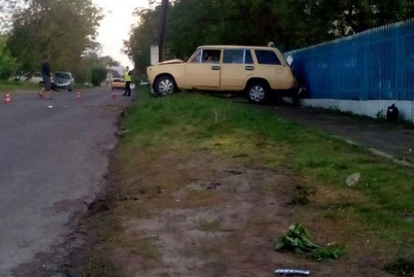 П'яне ДТП у Флорине: водій, що віз дружину та трьох діток, застряг між парканом та стовпом на сайті 20minut.ua П'яне ДТП у Флорине: водій, що віз дружину та трьох діток, застряг між парканом та стовпом, фото №2 на сайті 20minut.ua