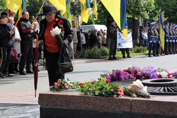 Новини Вінниці - фото з День Перемоги пройшов під гаслом «Путлер — Капут» (ФОТОРЕПОРТАЖ) День Перемоги пройшов під гаслом «Путлер — Капут» (ФОТОРЕПОРТАЖ), фото №5 на сайті 20minut.ua