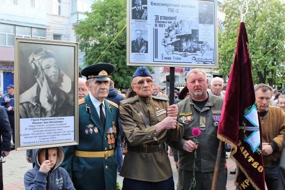 Новини Вінниці - фото з День Перемоги пройшов під гаслом «Путлер — Капут» (ФОТОРЕПОРТАЖ) День Перемоги пройшов під гаслом «Путлер — Капут» (ФОТОРЕПОРТАЖ), фото №7 на сайті 20minut.ua
