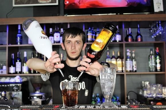 Від усіх проблем врятує бармен. Специфіка роботи вінницьких барменів на сайті 20minut.ua Від усіх проблем врятує бармен. Специфіка роботи вінницьких барменів, фото №5 на сайті 20minut.ua