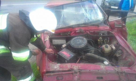 У Дяківцях рятувальники вирізали з авто потерпілого у ДТП водія (ФОТО) на сайті 20minut.ua У Дяківцях рятувальники вирізали з авто потерпілого у ДТП водія (ФОТО), фото №1 на сайті 20minut.ua
