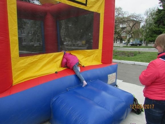 На центральній площі подумали за дітей — влаштували їм пару атракціонів на сайті 20minut.ua На центральній площі подумали за дітей — влаштували їм пару атракціонів, фото №2 на сайті 20minut.ua