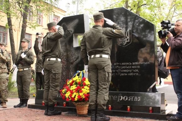 У Вінниці відкрили пам’ятник загиблим нацгвардійцям (ФОТОРЕПОРТАЖ) на сайті 20minut.ua У Вінниці відкрили пам’ятник загиблим нацгвардійцям (ФОТОРЕПОРТАЖ), фото №20 на сайті 20minut.ua