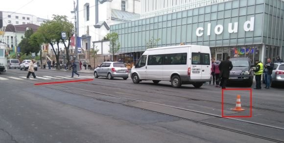 На Соборній водій «Лексуса» збив жінку. Її забрали до лікарні (ФОТО) на сайті 20minut.ua На Соборній водій «Лексуса» збив жінку. Її забрали до лікарні (ФОТО), фото №2 на сайті 20minut.ua
