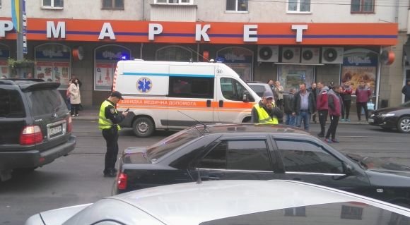 На Соборній водій «Лексуса» збив жінку. Її забрали до лікарні (ФОТО) на сайті 20minut.ua На Соборній водій «Лексуса» збив жінку. Її забрали до лікарні (ФОТО), фото №1 на сайті 20minut.ua