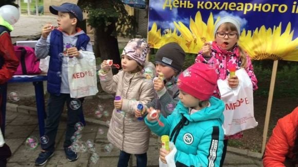 “Глухота це не вирок”.  В парку батьки організували свято для своїх дітей з вадами слуху на сайті 20minut.ua “Глухота це не вирок”.  В парку батьки організували свято для своїх дітей з вадами слуху, фото №6 на сайті 20minut.ua