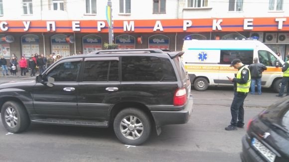 На Соборній водій «Лексуса» збив жінку. Її забрали до лікарні (ФОТО) на сайті 20minut.ua На Соборній водій «Лексуса» збив жінку. Її забрали до лікарні (ФОТО), фото №5 на сайті 20minut.ua