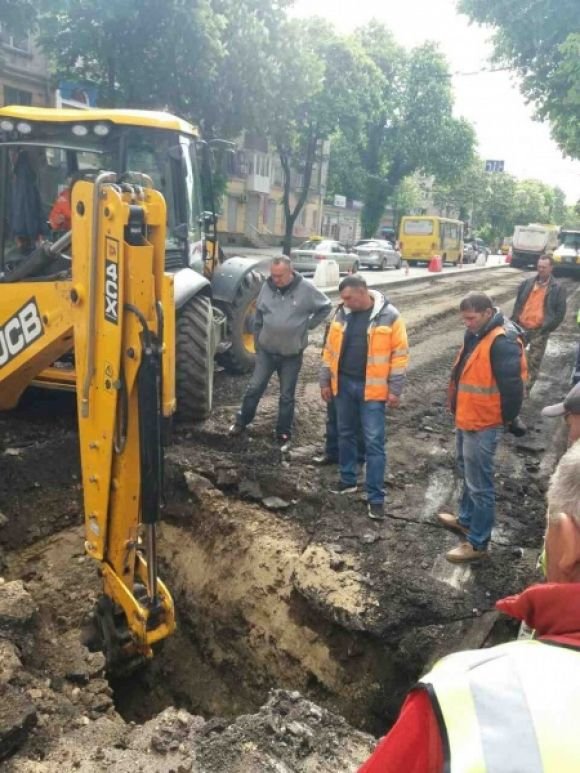 У центрі міста на дорозі утворився великий отвір на сайті 20minut.ua У центрі міста на дорозі утворився великий отвір, фото №1 на сайті 20minut.ua