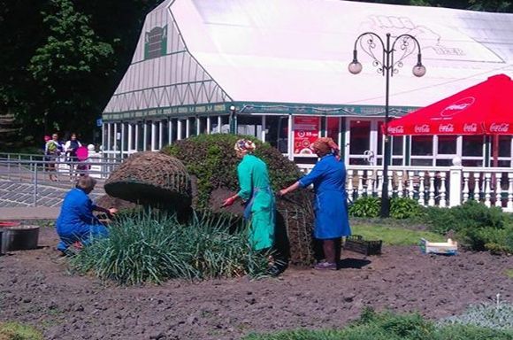 Фото дня: Біля парку Горького «ремонтують» зелену черепаху, фото №1 на сайті 20minut.ua