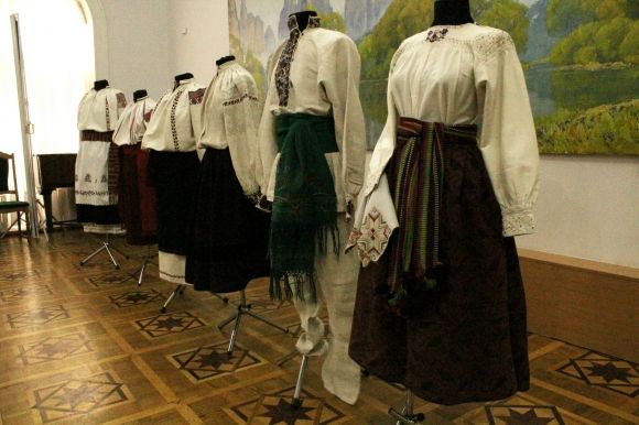 Спецпогашення до Дня вишиванки. В Краєзнавчому марки з Джамалою розібрали найпершими., фото №3 на сайті 20minut.ua