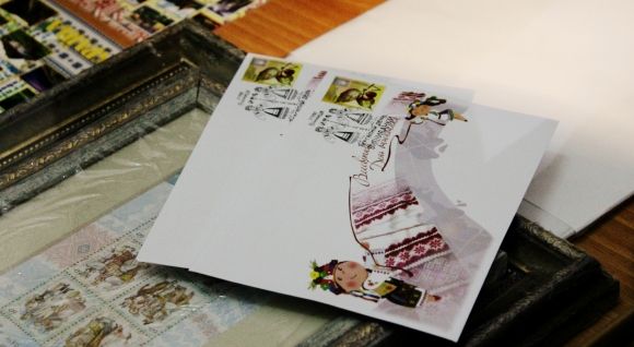 Спецпогашення до Дня вишиванки. В Краєзнавчому марки з Джамалою розібрали найпершими., фото №1 на сайті 20minut.ua