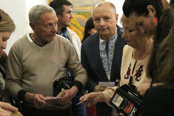 Спецпогашення до Дня вишиванки. В Краєзнавчому марки з Джамалою розібрали найпершими., фото №7 на сайті 20minut.ua